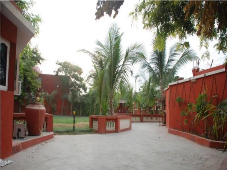 Royal Hotel Ahmedabad Exterior foto
